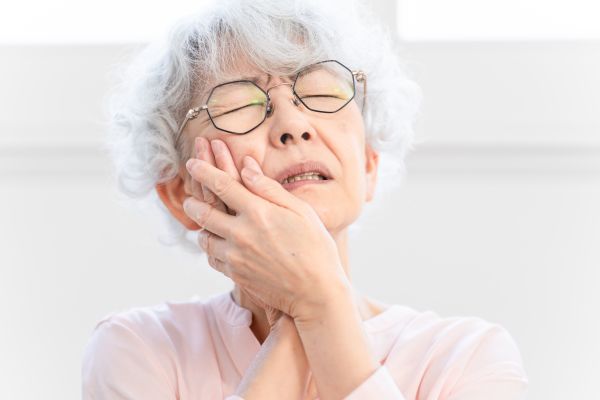What To Do Before Visiting An Emergency Dentist For A Dental Abscess